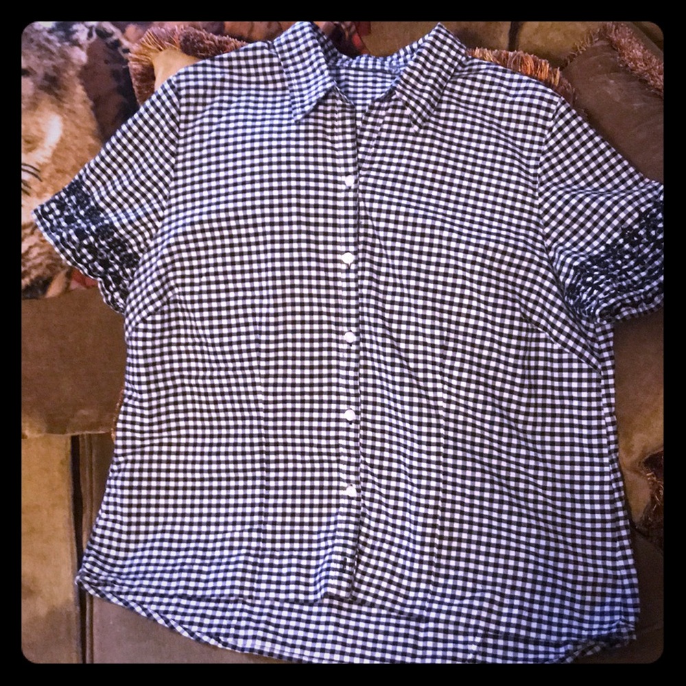 BLACK AND WHITE SHORT SLEEVE SHIRT